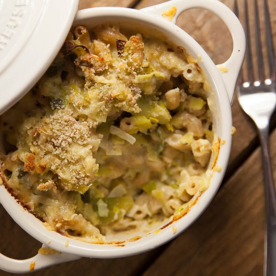 Leeks in cheese sauce with rosemary fried crumbs recipe / Riverford