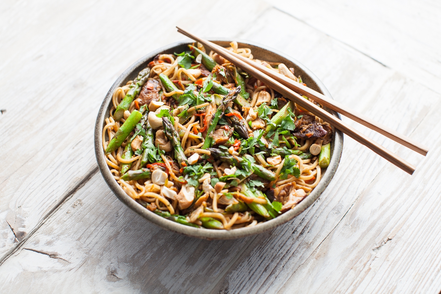 Asparagus and Portobello noodles with spring onions and ca... / Riverford