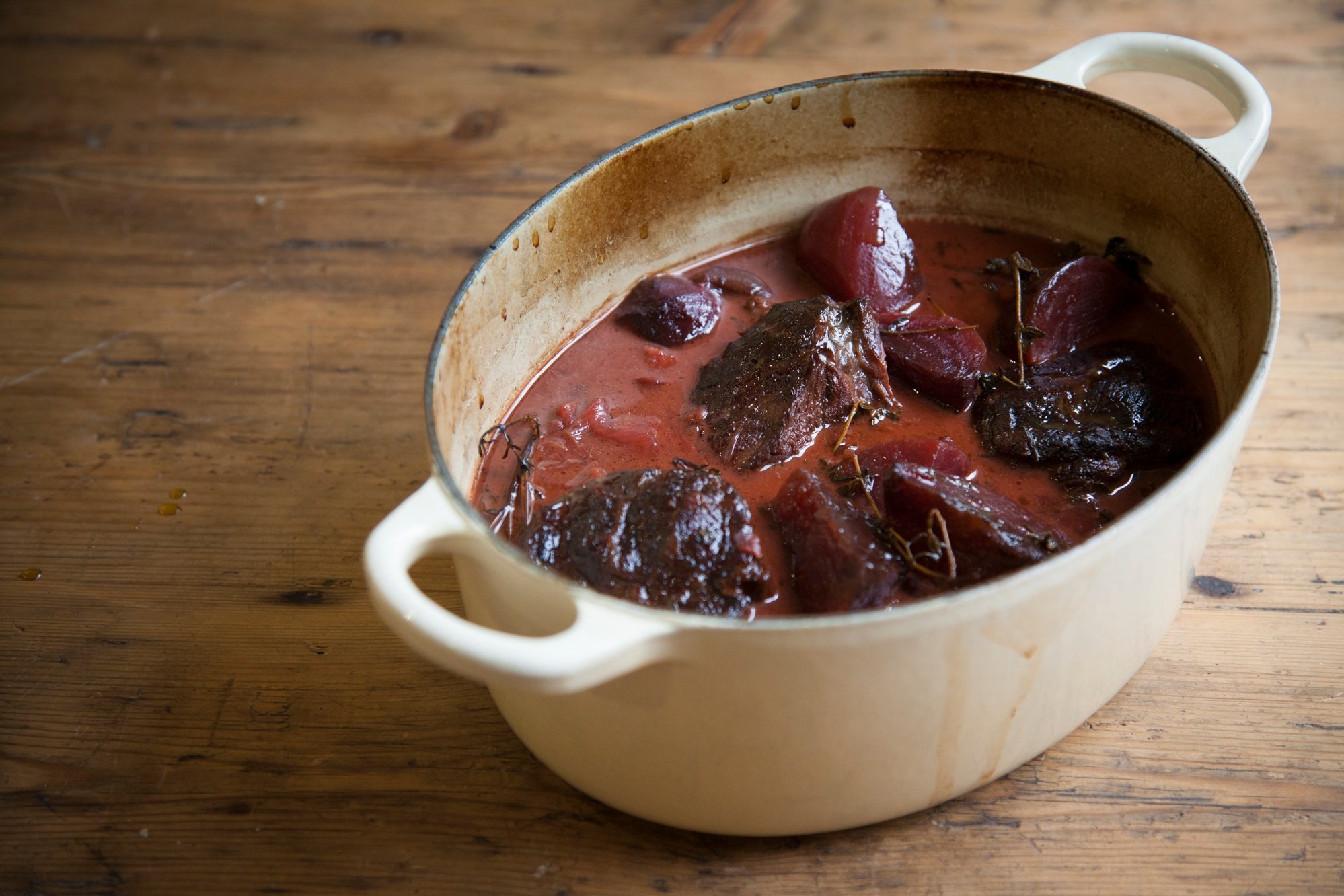 Tilstedeværelse Lao Tilsyneladende Beef, beetroot and red wine casserole recipe / Riverford