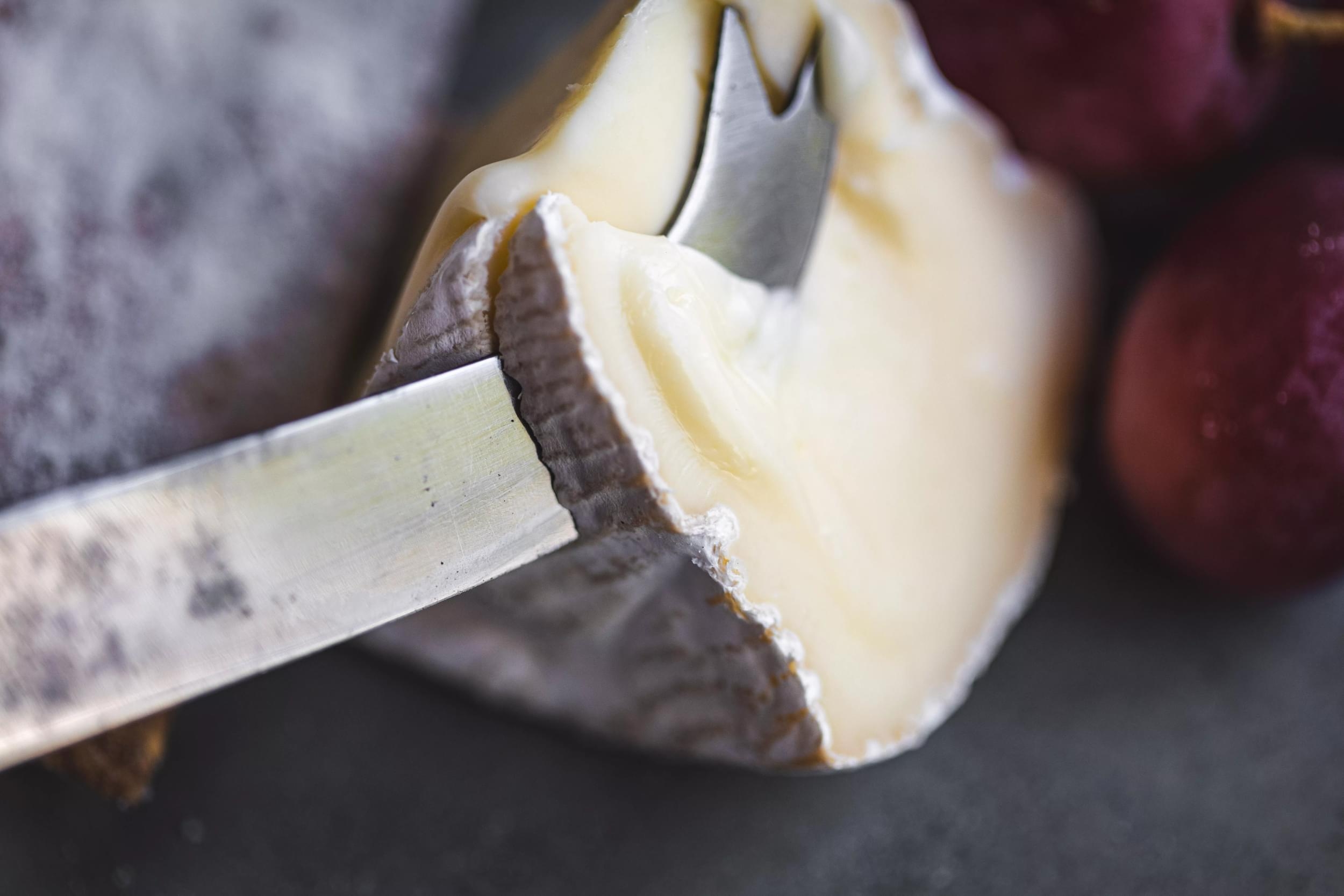 Organic Cotswold smoked brie 140g / Riverford