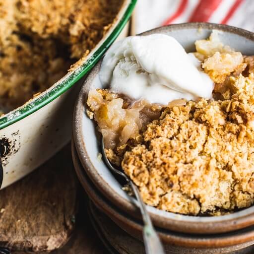 Easy apple crumble recipe / Riverford