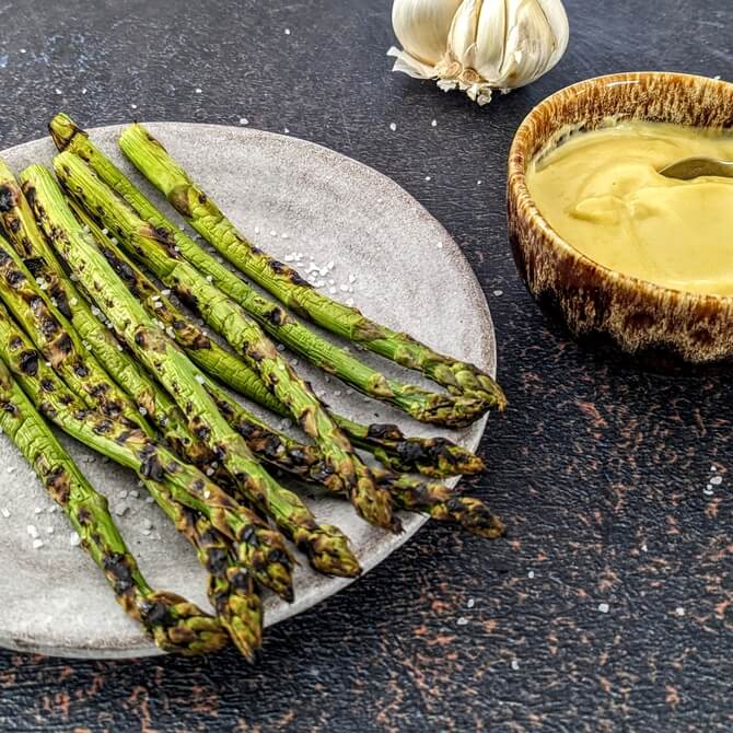 Asparagus with roast garlic alioli recipe / Riverford