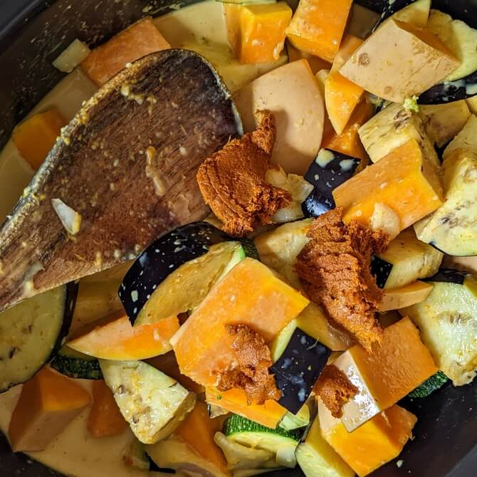Slow cooker veggie curry recipe / Riverford
