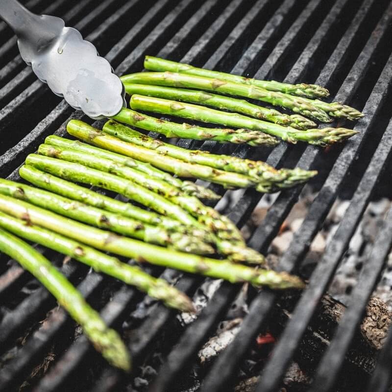 BBQ grilled asparagus recipe / Riverford