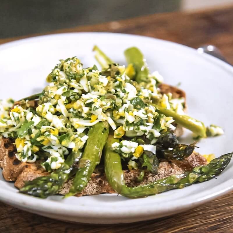 Asparagus with egg, herbs and capers on toast recipe / Riverford