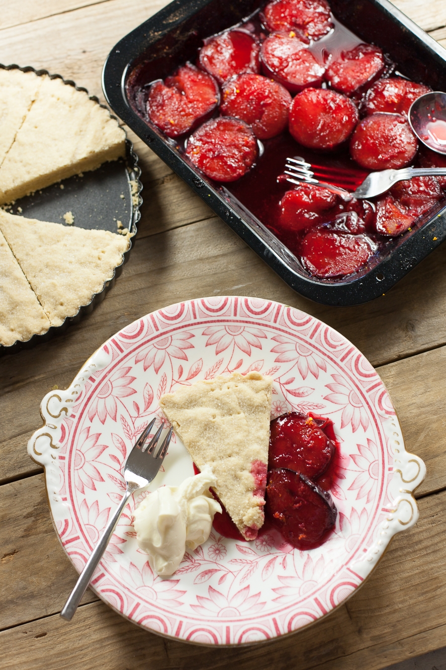 shortbread plum tart with honey and cinnamon